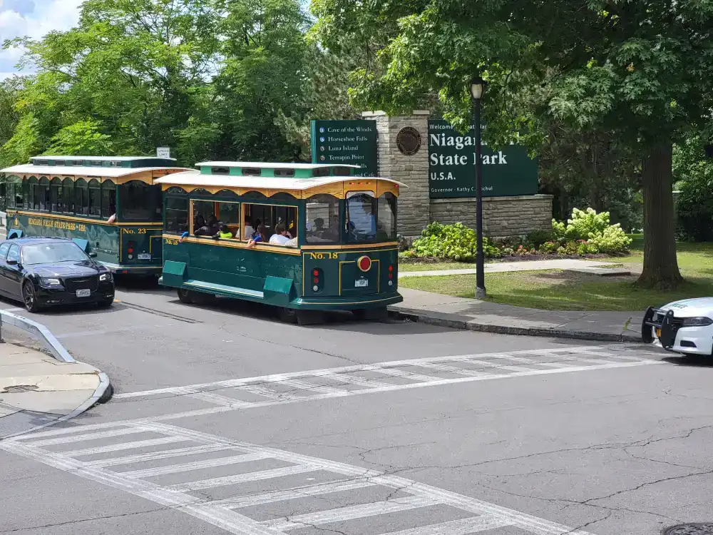 niagara-falls-scenic-trolley3 (1)